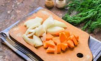 Как приготовить вкусный суп из цветной капусты? Очищаем лук с морковью. Овощи обязательно промываем от загрязнения и после разделываем на кусочки среднего размера.