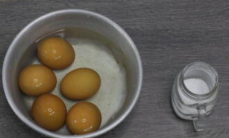 Как приготовить вкусную начинку для пирожков? Заливаем куриные яйца водой в кастрюле, доводим до кипения и после варим, примерно 10 минут.
