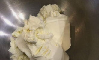 Как приготовить классический крем чиз для торта в домашних условиях? Выбираем удобную вместительную емкость для вымешивания крема. Погружаем сюда сливочным сыр в холодной состоянии.
