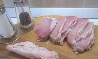Как приготовить сочные и нежные отбивные из свинины на сковороде? Мясо обдаем водой и обсушиваем любым удобным способом, режем на порционные ломтики, толщиной около полутора сантиметра.