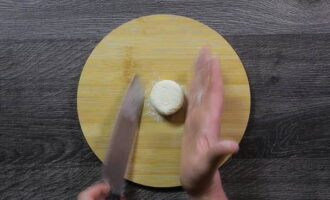 Затем с помощью ножа сырникам придать форму биточков.