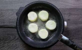В сковороде разогреть растительное масло и переложить на него сформированные сырники.