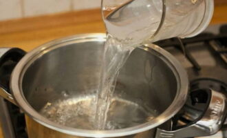 Как приготовить овсяную кашу на молоке в кастрюле? Указанное количество воды переливаем в кастрюлю или сотейник и ставим на конфорку.