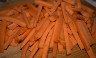 Очищенную морковь нарезаем продолговатыми брусочками.