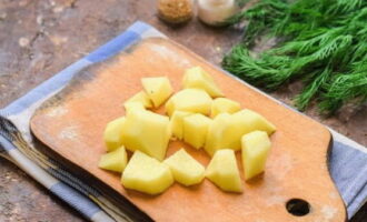 Почищенную картошку разделываем на кубики или небольшие ломтики.