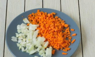 Рубим на мелкие кубики луковицу и морковку.