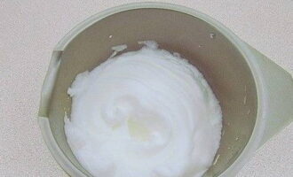 Яичные белки нужно взбить до получения пышной белой пены.