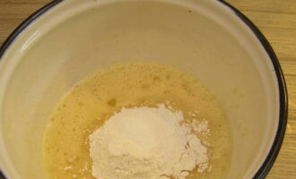 Следующим этапом всыпаем к продуктам муку с ароматным ванильным сахаром. Его добавлять не обязательно, но с ним крем будет интереснее.