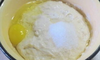 В пышное тесто вмешиваем соль, яйцо и сахар, оставляем в тепле еще на 10-15 минут.