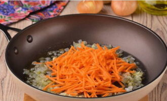 Добавляем тертую на терке морковь и обжариваем компоненты до мягкости, солим и перчим. Выкладываем зажарку в тарелку, стараясь оставлять все масло в сковороде.