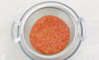 Эту томатную массу протрите через сито, чтобы ее у вас получилось около 400 мл томатного сока.