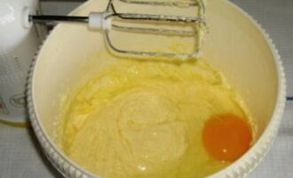 В эту сливочную заготовку по очереди разбиваем куриные яйца и продолжаем работать миксером. Также на этом этапе добавляем щепотку соли и ароматный ванилин.