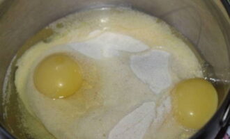 В манку в миске отправляем сырые куриные яйца.