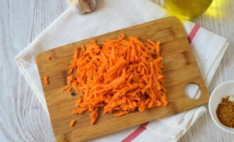 Очищенную морковь трем на терке для корейской моркови или на обычной крупной.