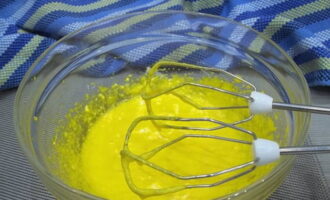 Желтки с маслом взбиваем миксером до полной однородности – получаем нежную блестящую массу желтого теста.