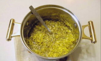 В кастрюле доводим до кипения воду с сахаром и высыпаем желтый ингредиент, варим, часто помешивая, 20 минут после закипания.