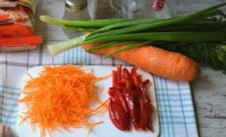 Сладкий перец необходимо очистить и разделать тонкой соломкой. Морковку мы так же режем тонкой соломкой или для удобства используем специальную терку для корейской моркови.