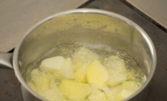Картошку чистим и ставим вариться в подсоленной воде.