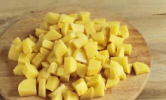 Почищенные клубни картофеля режем некрупным кубиком.