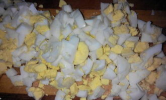 Куриные яйца варим до готовности, извлекаем их из скорлупы и также режем кубиком.