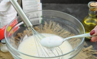 Чайную ложку соды гасим столовой ложкой уксуса. Выливаем к жидкой смеси и перемешиваем до однородного состояния.