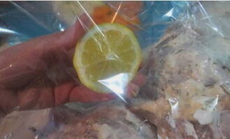 Лук, морковь и мясо выкладываем в рукав для запекания, добавляем пластины чеснока и цитрусовый сок.