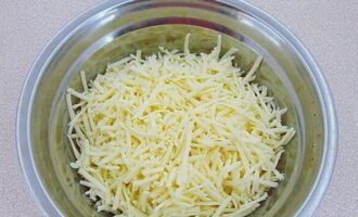 Готовим начинку: при помощи бурачной терки измельчаем сыр, небольшую горсть откладываем для посыпки.