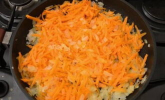 Присоединяем к луку морковку. Томим овощи еще в течение пяти минут.
