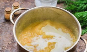 В полученную нежную массу вливаем сливки, добавляем соль и специи. Если все-таки суп вышел слишком густым, то вливаем отложенный бульон.