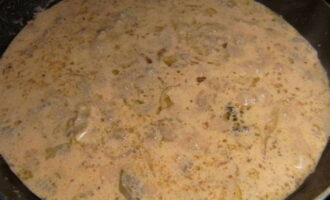 Полученным соусом заливаем свинину с луком. Убавляем огонь, закрываем блюдо крышкой и томим приблизительно 12-15 минут. 