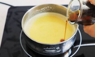 Для вкуса и аромата добавляем экстракт ванили и перемешиваем. Доводим крем до густоты и кипятим пару минут при постоянном перемешивании.