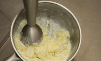 Сливаем отвар с картофеля и готовим пюре, добавив сливки.