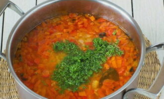 Варим наш яркий суп около 12 минут. В конце посыпаем блюдо мелко порубленным укропом для более яркого свежего аромата. 