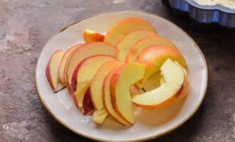 Хорошенько промываем яблоки и режем их на тонкие дольки. Все косточки и части сердцевины удаляем.