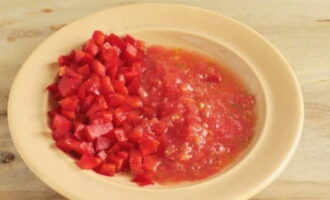 После очередного закипания, дополняем суп кубиками сладкого перца и тертым помидором. Также по вкусу выдавливаем зубцы чеснока и всыпаем специи.