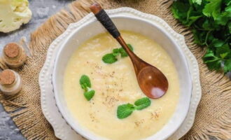 Очень вкусный суп-пюре из цветной капусты готов. Разливайте по тарелкам и скорее пробуйте!