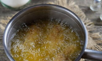 Раскалив в сотейнике растительное масло до кипения, аккуратно опускаем запанированные крылья и жарим до золотистости 7-8 минут. После чего перекладываем на салфетки, чтобы избавиться от жира.