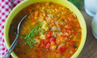 Суп из красной чечевицы готов. Наливайте угощение в глубокие тарелки и ставьте на стол!