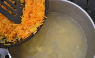 Следующим этапом погружаем в суп обжаренный лук с морковью.