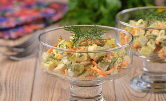 Классический салат «Обжорка» готов! Ароматный салат сервируем и подаем к столу. Приятного аппетита! 