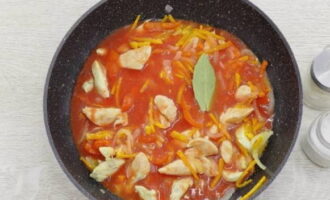 Затем залейте обжаренные с куриным филе овощи приготовленным томатным соком, добавьте все специи, перемешайте и потушите гуляш на небольшом огне под прикрытой крышкой в течение 15–20 минут.