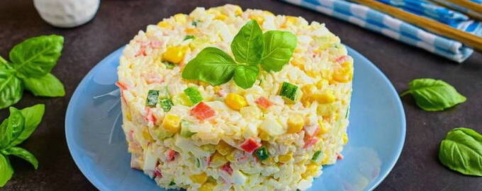 салат с фасолью и сухариками и колбасой и кукурузой и чесноком и яйцом рецепт | Дзен